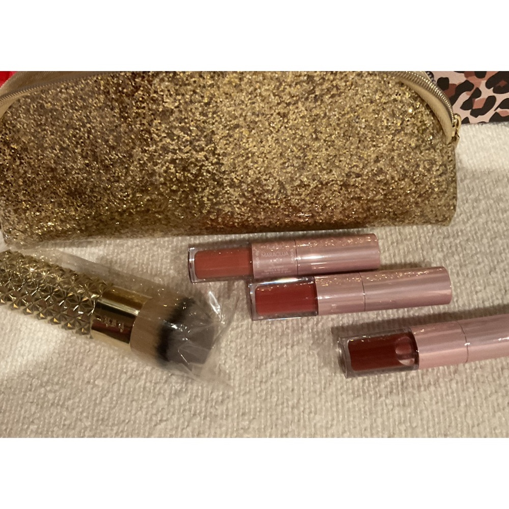 SOLD!Tarte makeup case lipgloss brush bundle